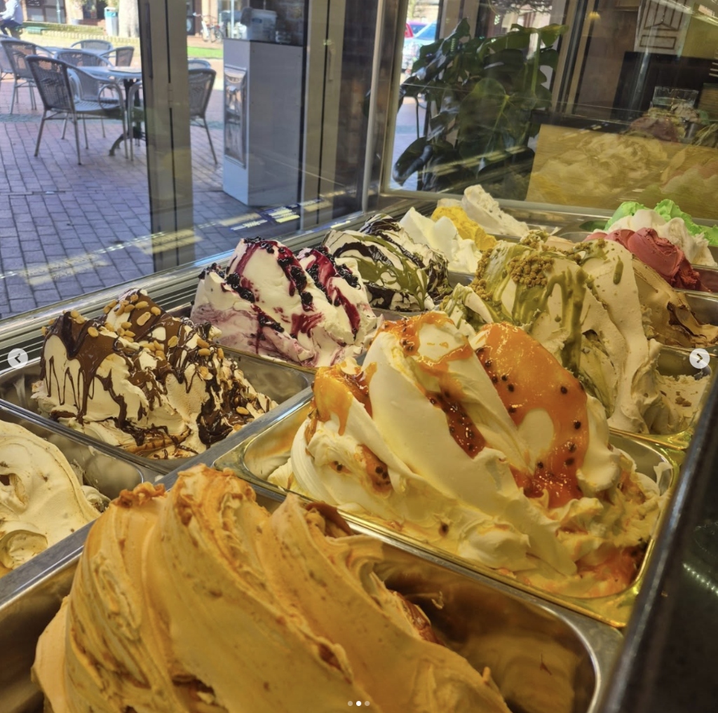 Eistheke mit bunten Eissorten